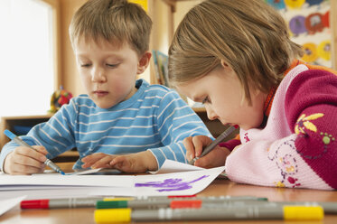 Deutschland, Kinder im Kinderzimmer zeichnen Bilder, Porträt - RNF00226