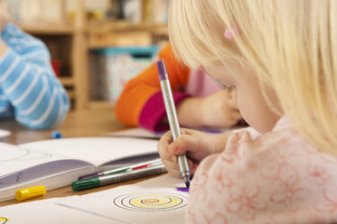 Deutschland, Kinder im Kinderzimmer zeichnen Bilder, Porträt - RNF00224
