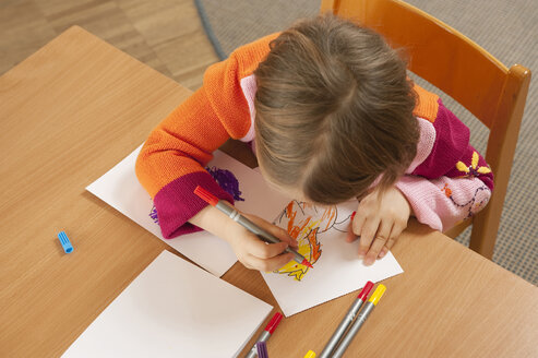 Deutschland, Mädchen (3-4) im Kinderzimmer beim Zeichnen eines Bildes, Ansicht von oben - RNF00223