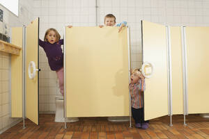 Deutschland, Kinder auf der Toilette, Herumalbern - RNF00205