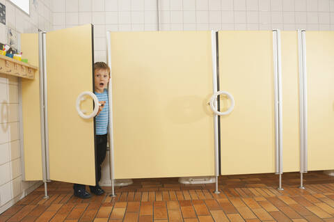 Deutschland, Junge (4-5) stehend in Toilette, Porträt, lizenzfreies Stockfoto