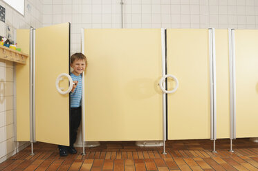 Deutschland, Junge (4-5) stehend in Toilette, Porträt - RNF00203