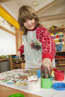 Deutschland, Junge (6-7), Fingermalerei im Kinderzimmer, Porträt - RNF00182