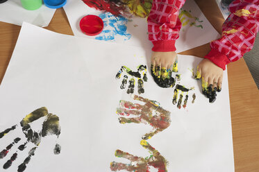 Deutschland, Kind malt mit Händen, Ansicht von oben - RNF00181