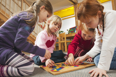 Deutschland, Kinder im Kindergarten spielen gemeinsam ein Lernspiel, Nahaufnahme - RNF00117