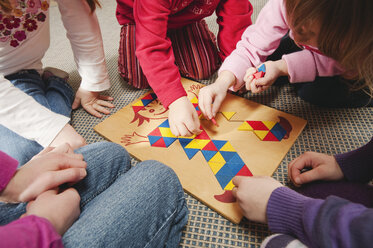 Deutschland, Fünf Kinder spielen gemeinsam ein Lernspiel, Nahaufnahme, Mittelteil - RNF00116