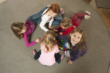 Deutschland, Kinder im Kinderzimmer spielen zusammen, Blick von oben - RNF00113
