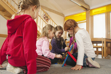 Deutschland, Kinder im Kindergarten spielen zusammen - RNF00111