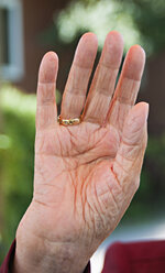 Hand einer älteren Frau, Nahaufnahme - NHF01186