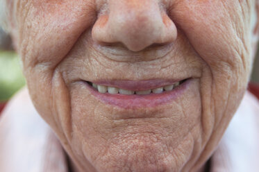 Senior woman smiling, close-up - NHF01185