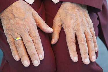 Hand einer älteren Frau, Nahaufnahme - NHF01182