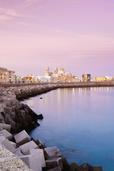 Spanien, Cádiz, Blick auf das Stadtbild mit Meer - MSF02324
