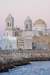 Spanien, Cadiz, Blick auf die Kathedrale mit Meer - MSF02323