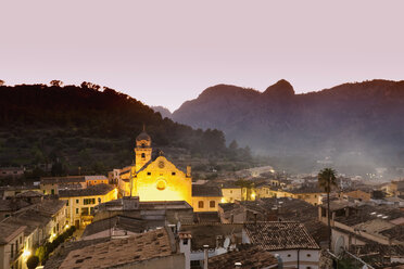 Spanien, Mallorca,Bunyola, Kirche mit Berg im Hintergrund - MSF02322