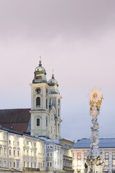 Österreich, Linz, Alter Dom mit Dreifaltigkeitssäule - MSF02315