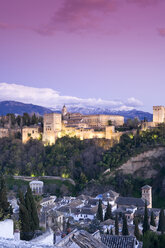 Spanien, Granada, Blick auf die Alhambra, Sierra Nevada im Hintergrund - MSF02299