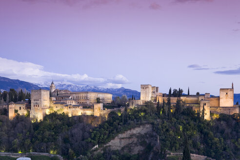 Spanien, Granada, Blick auf die Alhambra, Sierra Nevada im Hintergrund - MSF02298