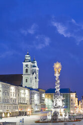 Österreich, Linz, Alter Dom mit Dreifaltigkeitssäule - MSF02290