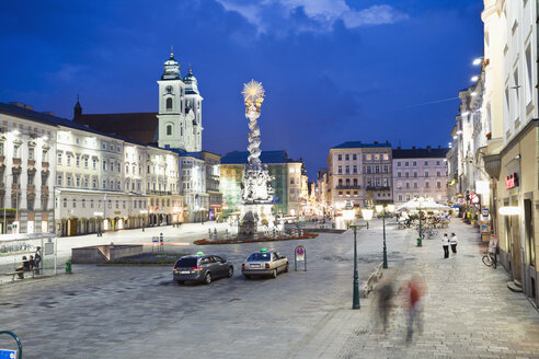 Österreich, Linz, Alter Dom mit Marktplatz - MSF02289