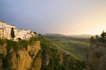 Spanien, Andalusien, Ronda, Bauwerke auf Felsen - MSF02281