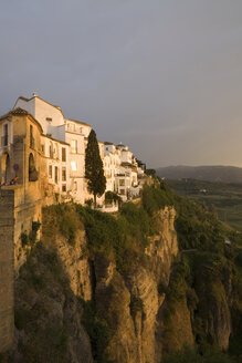 Spanien, Ronda, Gebäude an Steilwand - MSF02280