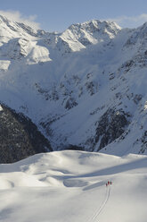 Italien, Südtirol, Sulden, Skifahrer beim Kurvenfahren - MIRF00034