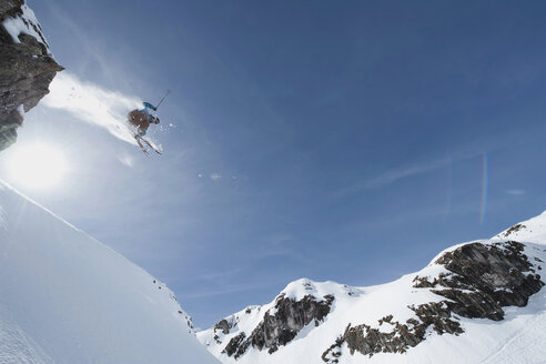 Österreich, Arlberg, Mann beim Skifahren bergab, beim Sprung, Tiefblick - MIRF00031