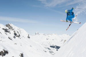 Österreich, Arlberg, Mann beim Skifahren, beim Springen - MIRF00029