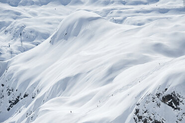 Österreich, Arlberg, Skifahrer auf Piste bergab - MIRF00027