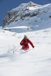 Österreich, Arlberg, Mann beim Abfahrtslauf - MIRF00024