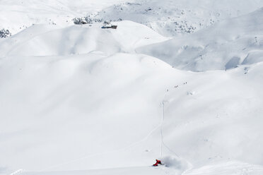 Österreich, Arlberg, Mann beim Abfahrtslauf - MIRF00020