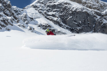 Österreich, Arlberg, Mann beim Abfahrtslauf - MIRF00019