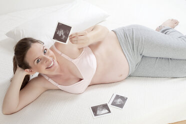 Schwangere Frau hält Ultraschallbild - MAEF02076