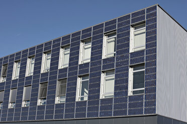 Deutschland, Bayern, Ingolstadt, Solarmodul-Fassade - KSF00077