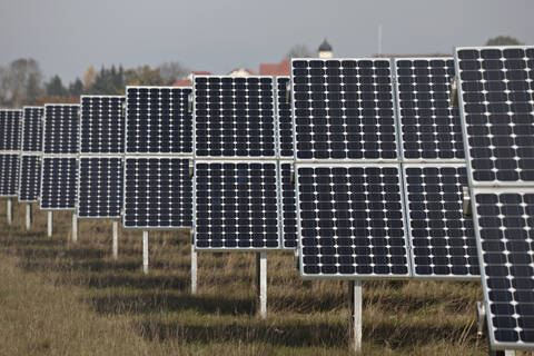 Deutschland, Bayern, Landsberg, Solarzellen auf Solaranlage, lizenzfreies Stockfoto
