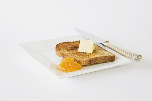 Toast mit Butter und Marmelade auf Teller - GWF01105