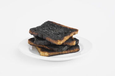 Verbrannter Toast auf dem Teller - GWF01099