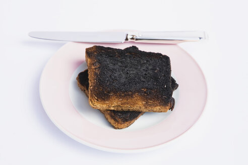 Verbrannter Toast auf dem Teller - GWF01098