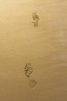 Italien, Fußspuren im Sand, Blick von oben - GWF01088