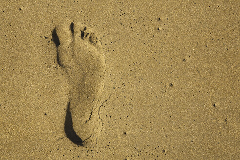Italien, Fußabdruck im Sand, Blick von oben - GWF01085