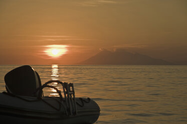 Schlauchboot im Meer bei Sonnenuntergang - GNF01179