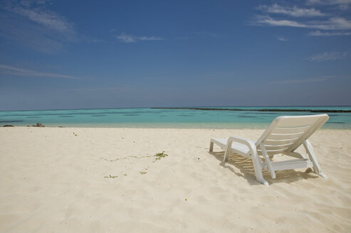 Maledive Islands, North Ari Atoll, Sunlounger on sandy beach - GNF01174