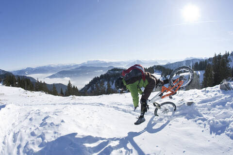 Deutschland, Bayern, Kampenwand, Mann auf Mountainbike verunglückt, lizenzfreies Stockfoto