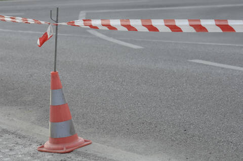 Deutschland, Verkehrswarnkegel auf einer Straße, lizenzfreies Stockfoto