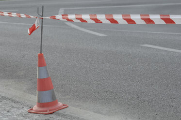 Deutschland, Verkehrswarnkegel auf einer Straße - CRF01846