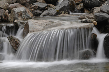 Österreich, Untere Tauern, Gebirgsbach, Wasserfall - CRF01837