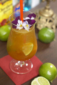 Cocktail mit Zitronenscheibe und Blumen, Nahaufnahme. - CHKF00976