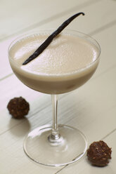 In einem Martini-Glas mit Vanilleschote und Praline, aus der Nähe betrachtet, trinken. - CHKF00972