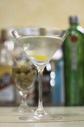 Martini im Martiniglas mit Zitronenzeste, Nahaufnahme. - CHKF00961