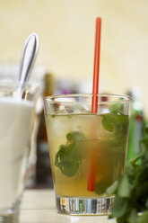 Mojito-Cocktail mit Minze und Trinkhalm, Nahaufnahme - CHK00977